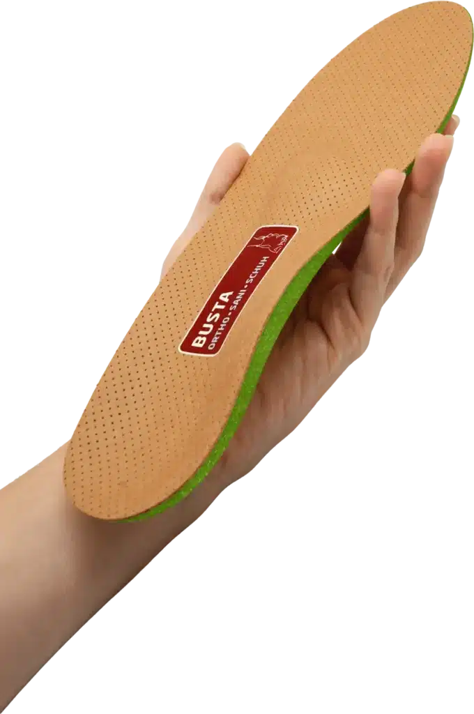 Fertige 3D-Einlage mit Lederdecke von Busta in der Hand
